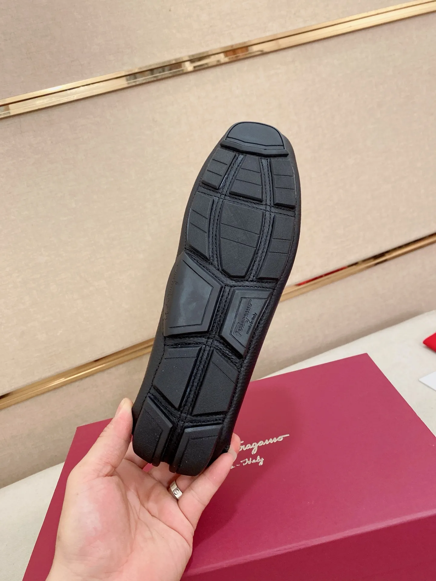 Men's shoes💰: 560💰High-end quality! Ferragamo🆕🆕Exclusive hot-selling products in stock🔥🔥New products on the shelves, high-quality Ferragamo men's pea shoes, high-end casual driving shoes, with complete packaging! 💪 💪 Material: imported first-layer pebbled cowhide 🐂 + imported high-quality water-dyed cowhide lining + wear-resistant outsole 👍🏻👍🏻 Features: high-end and comfortable, purely handmade 🚀 🚀 Create the perfect shoe that suits you best 🔥 🔥 Size: (38-44) 45 standard size can be customized!